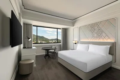 Chambre Deluxe avec lit king size et vue sur la ville — Courtyard by Marriott Phuket Town