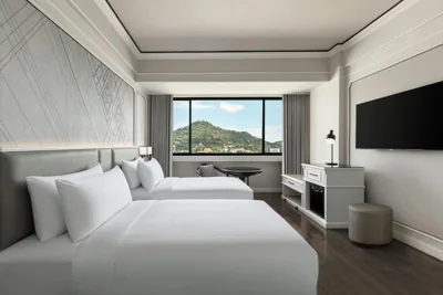 Chambre Deluxe lits jumeaux avec vue sur la ville — Courtyard by Marriott Phuket Town