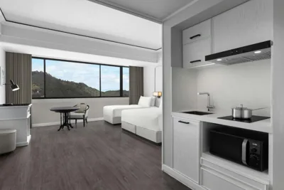 Chambre familiale avec vue sur la ville — Courtyard by Marriott Phuket Town